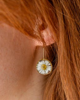 Daisy resin hoop earrings with pressed white flower, marguerite epoxy resin wildflower earrings, real flowers, bridesmaid wedding