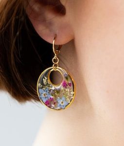 Resin wildflower earrings with pressed forget-me-nots and colorful blossoms, real flower epoxy resin earrings, wedding earrings, pink blue