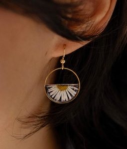 White daisy wildflower earrings with real pressed flowers, resin flower earrings, epoxy resin, wedding earrings, daisy