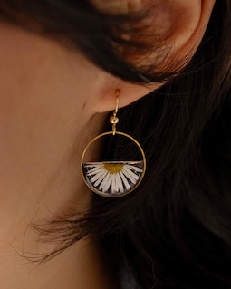 White daisy wildflower earrings with real pressed flowers, resin flower earrings, epoxy resin, wedding earrings, daisy